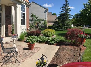 867 Westhills Dr, South Lyon, MI