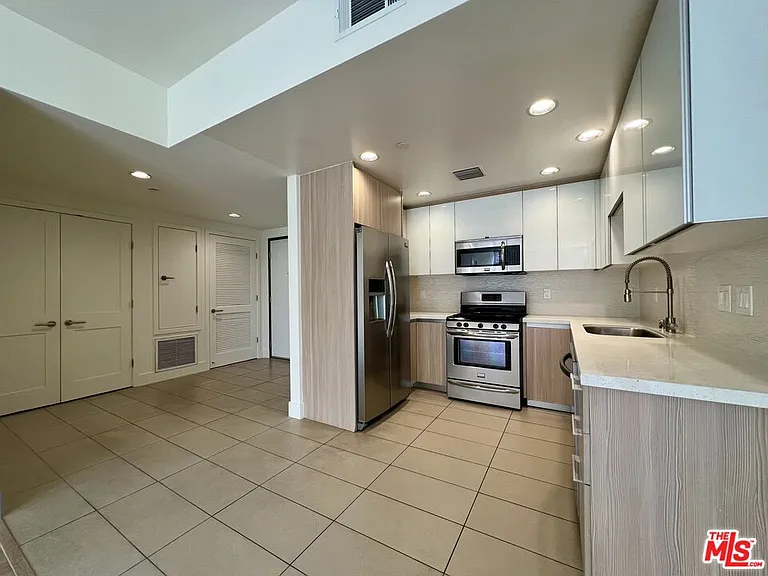 11715 W Bellagio Rd #204 — Photo 4