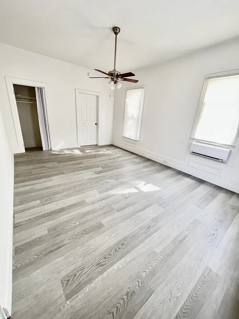 205 S Grove St — Photo 4