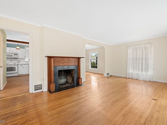 5th image of 19542 Laurel Ave