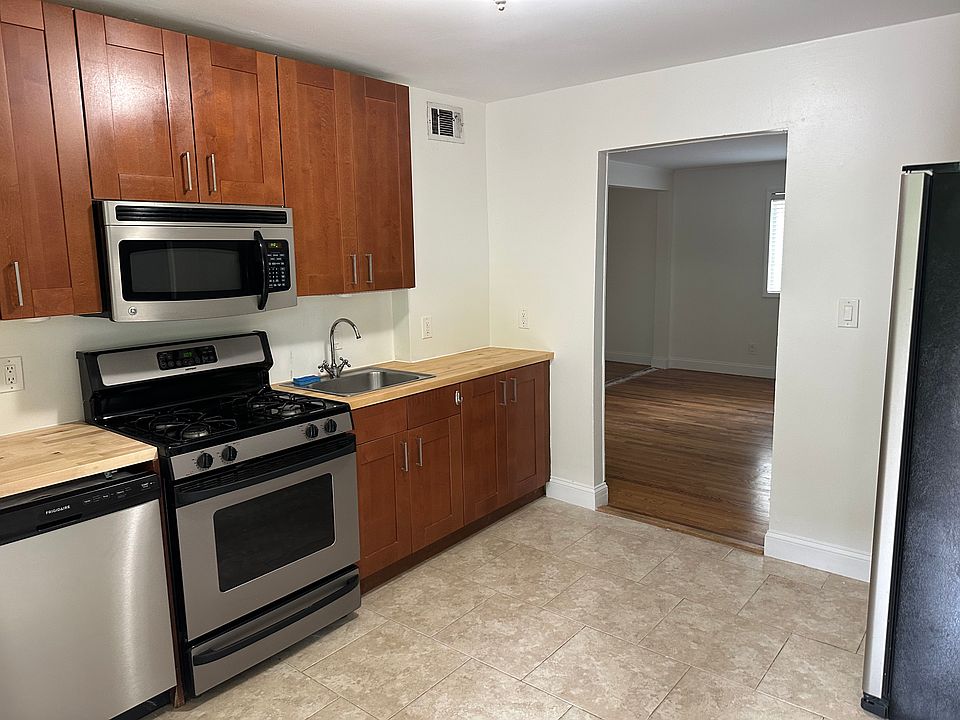 2nd image of 453 Greenwood Ave NE APT 2
