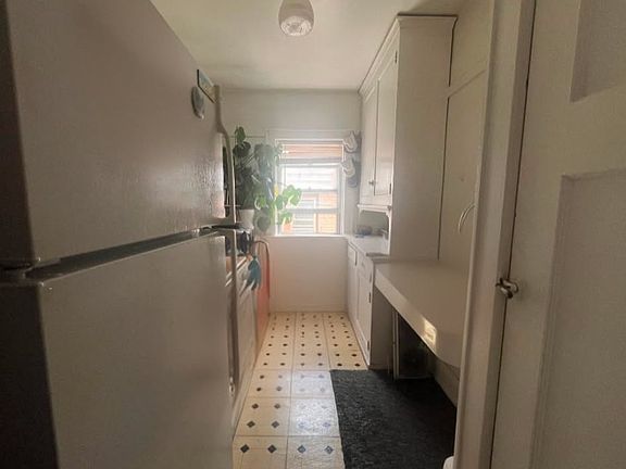 3rd image of 3532 N Oakland Ave APT 6
