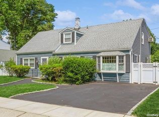 19 Peony Rd, Levittown, NY 11756