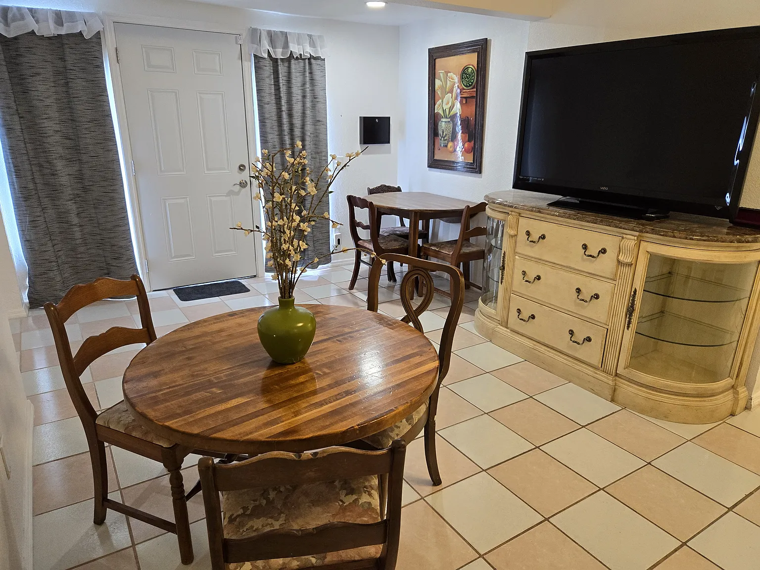 6 bed, 1347 sqft, $599 — Photo 4