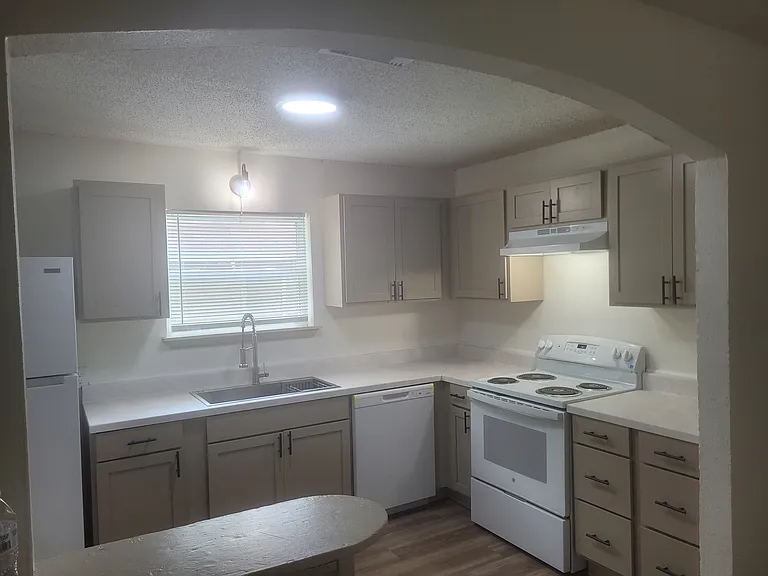 715 Lillian — Photo 1