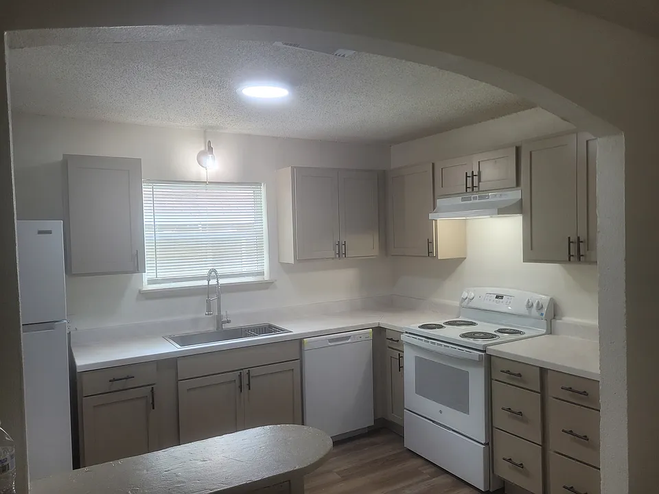 715 Lillian