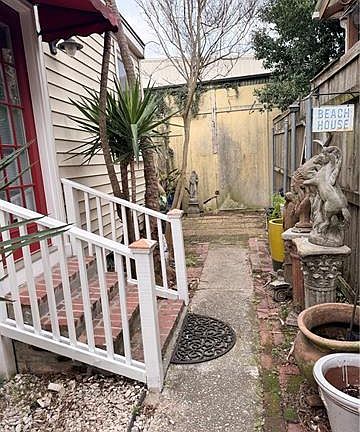 2nd image of 611 Lyons St