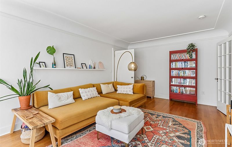 2nd image of 2634 Franklin Avenue E #304