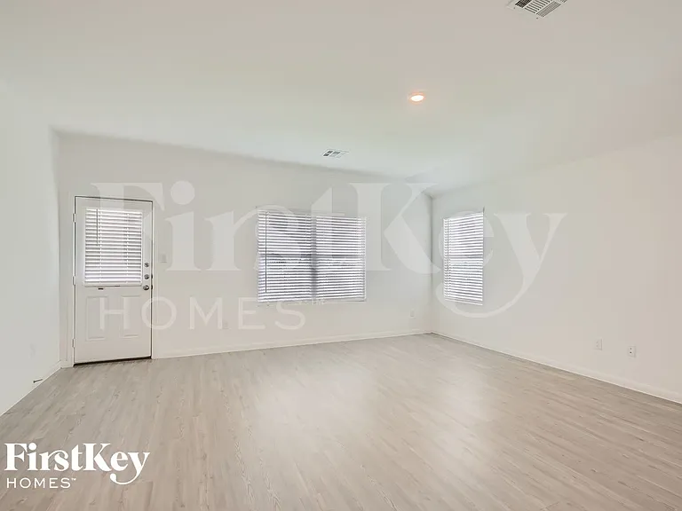 1204 Treehouse Ln — Photo 8
