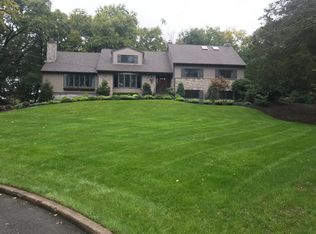 212 Arrow Ln, Franklin Lakes, NJ 07417