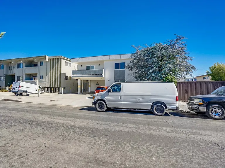 2026 S Shenandoah St — Photo 4