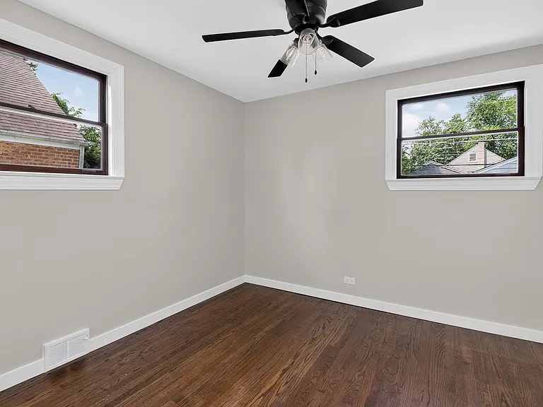 112 S Iowa Ave — Photo 10