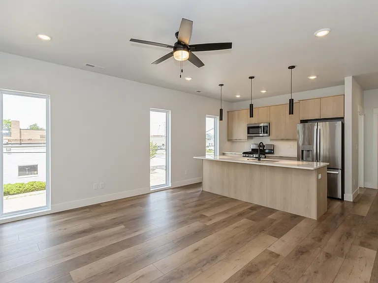1732 Barber St SW — Photo 9