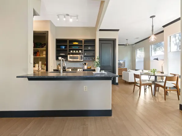 2216 Thornton Rd APT 211, Austin, TX 78704