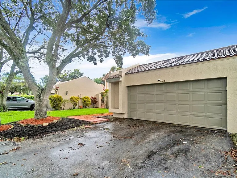 607 Village Lake Dr — Photo 14