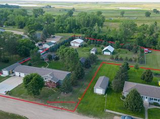 607 Clinic St NE, Medina, ND 58467