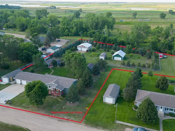 607 Clinic St NE, Medina, ND 58467