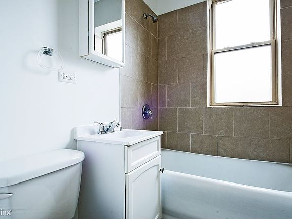 1108 E 82nd St Apartments Chicago Bathroom_01