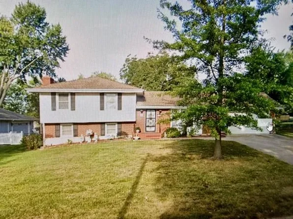 881 E 1st St, Peculiar, MO 64078