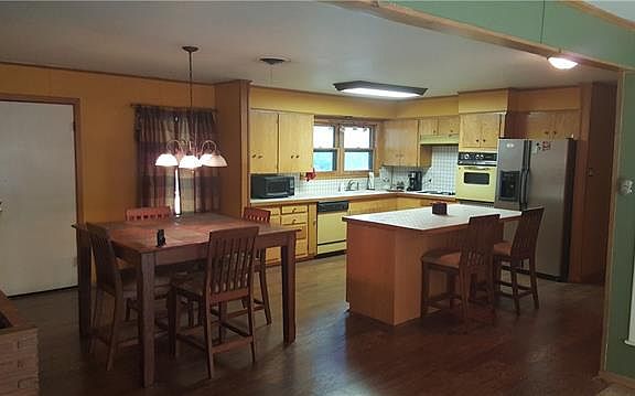 3rd image of 2217 Ivanhoe Ln