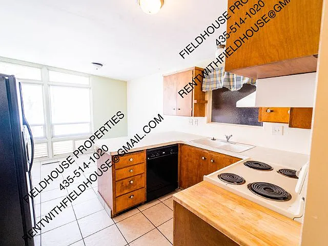 1077 Rose Street — Photo 3