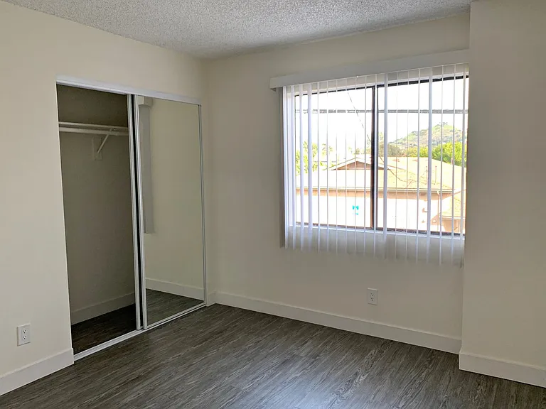 1010-1012 E Acacia Ave — Photo 34