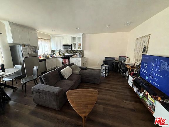 2nd image of 19604 Victory Blvd