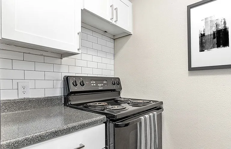 Hollytree Apartments — Photo 16