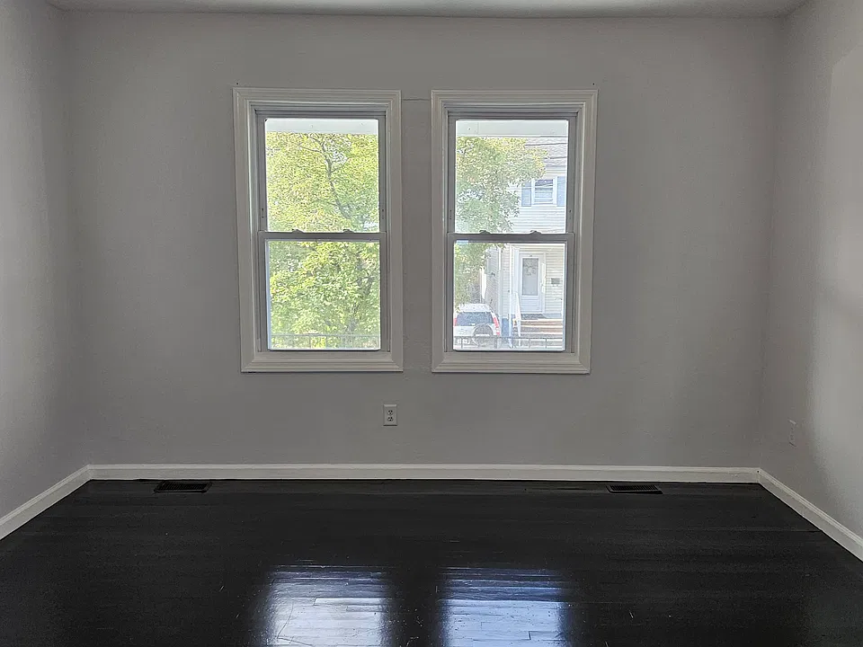31 Ellen St #1