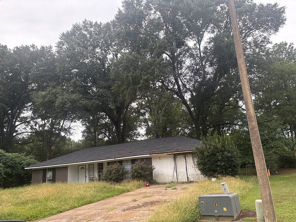 2nd image of 135 Oakridge Dr