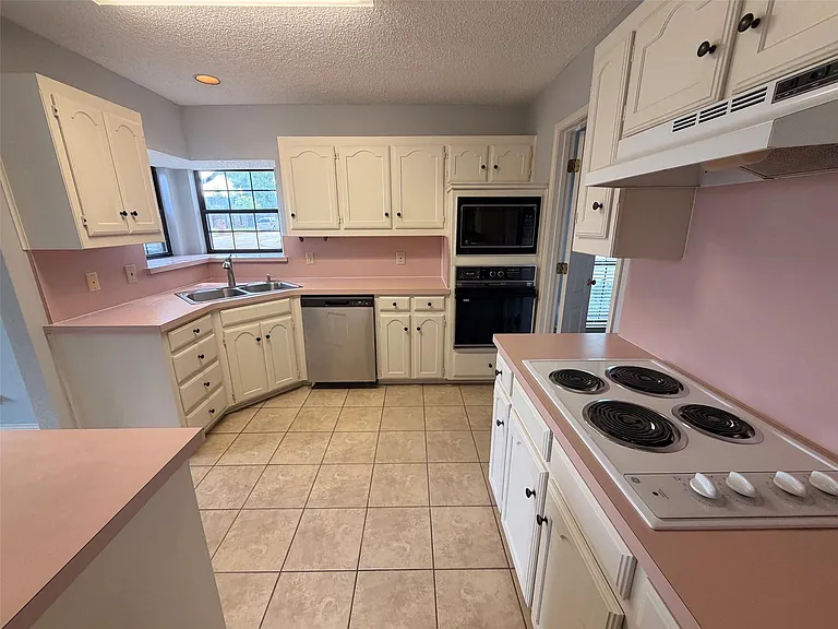1712 Colonial Ct — Photo 6