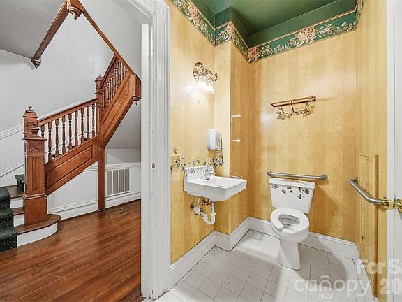 16th image of 121 5th Ave NE