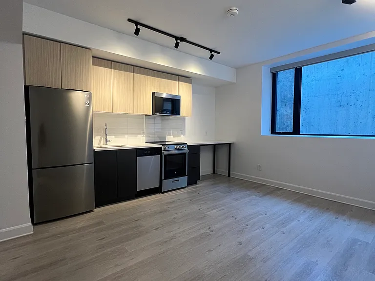 444 Bronson Ave — Photo 10
