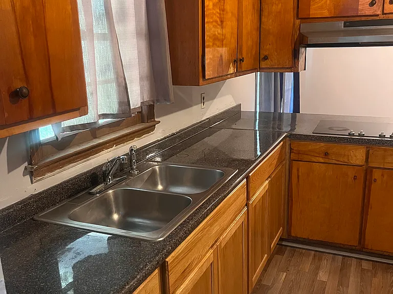 182 N Main St SW — Photo 4