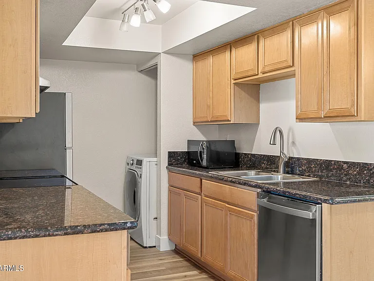 740 W Elm St #207 — Photo 13