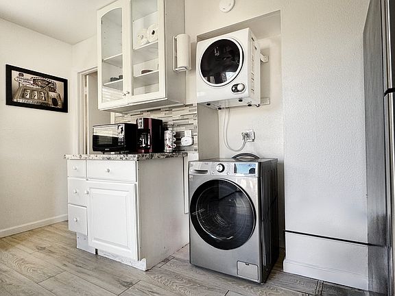 3rd image of 401 Lorenzi St
