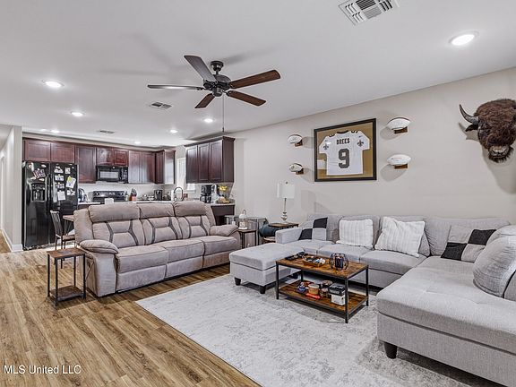 3rd image of 609 Nichols Pl