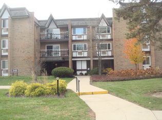 340 Claymoor Rd #2A, Hinsdale, IL 60521