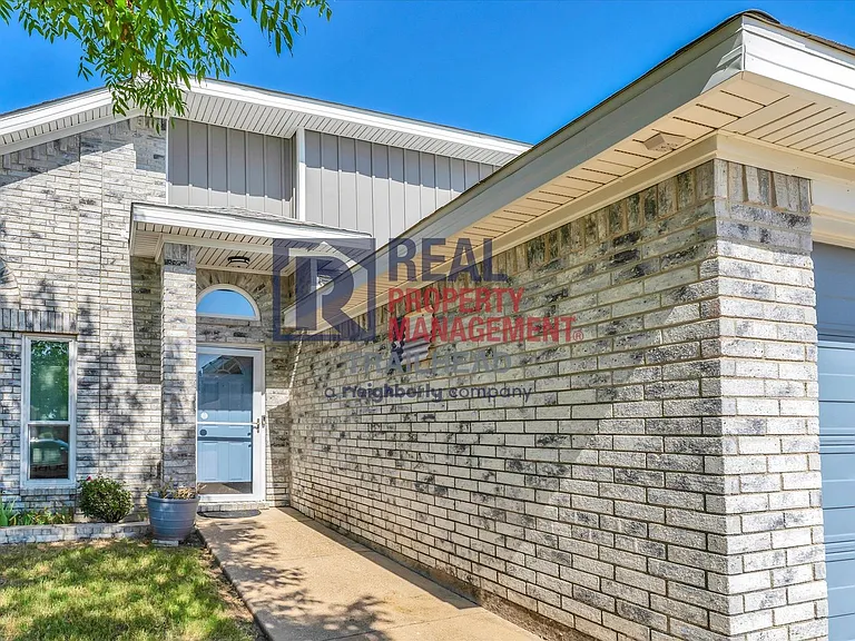 732 Burlington Ave — Photo 4