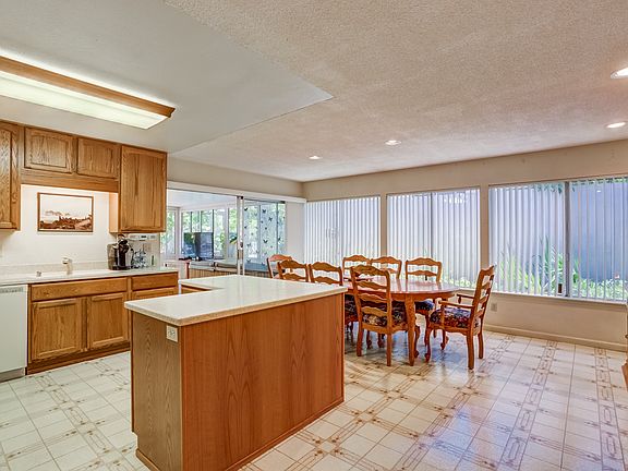 4th image of 913 Buena Vista Way