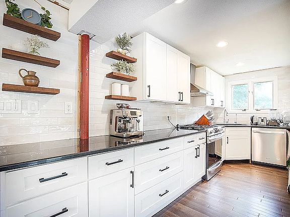 3rd image of 121 Queen Ave