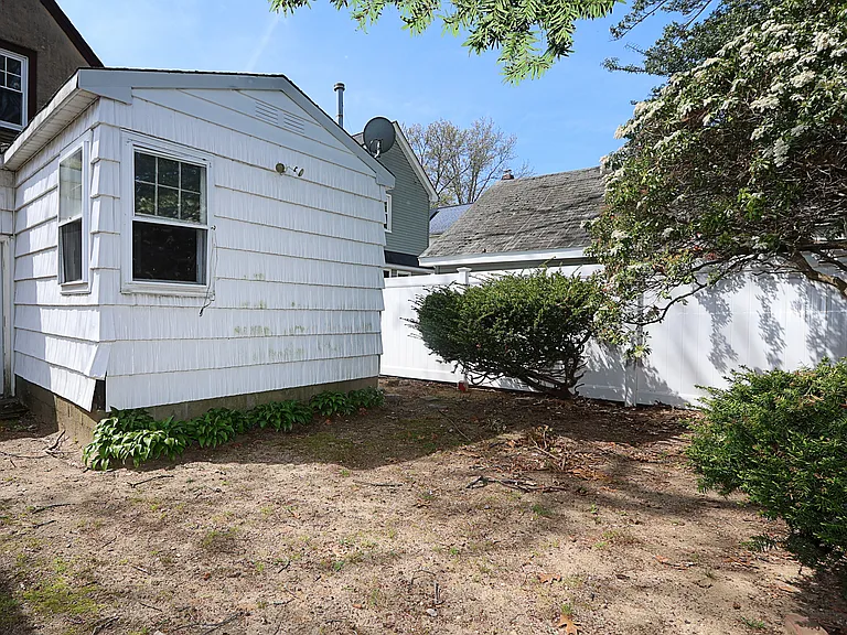 987 Kings Pkwy — Photo 34