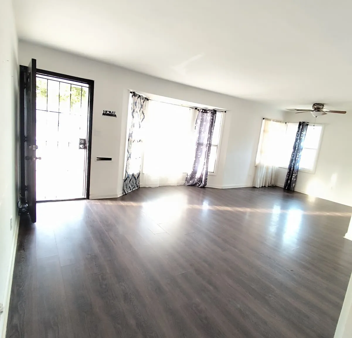 3 bed, 1003 sqft, $2,490 — Photo 2