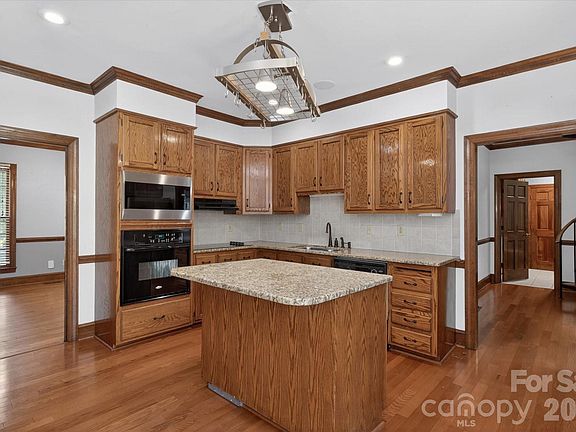 4th image of 8149 Shannon Woods Ln