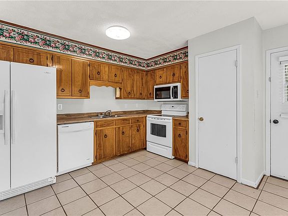 5th image of 130 Mathieson Ave