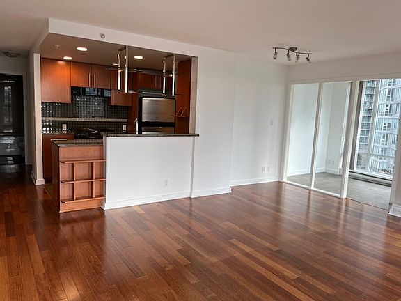 3rd image of 583 Beach Cres