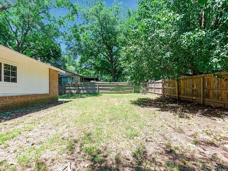 1108 W Fredericksburg St — Photo 33