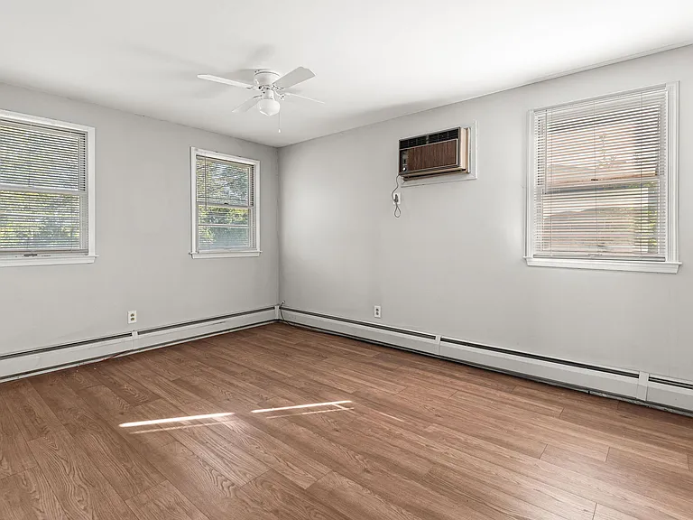 305 N Park Dr — Photo 17