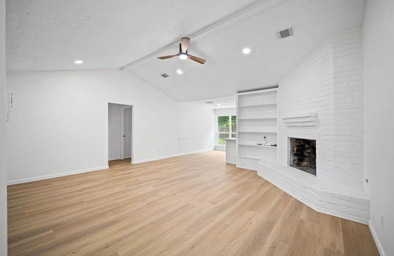 3 bed, 2.0 bath, 1827 sqft, $2,100 — Photo 3