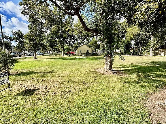 2nd image of 400 Old Angleton Rd